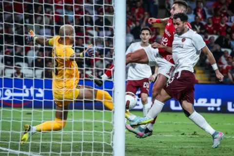 احتفال تريزيجيه مع زيزو وتعليمات توروب.. لقطات من مباراة الأهلي وسيراميكا (صور)